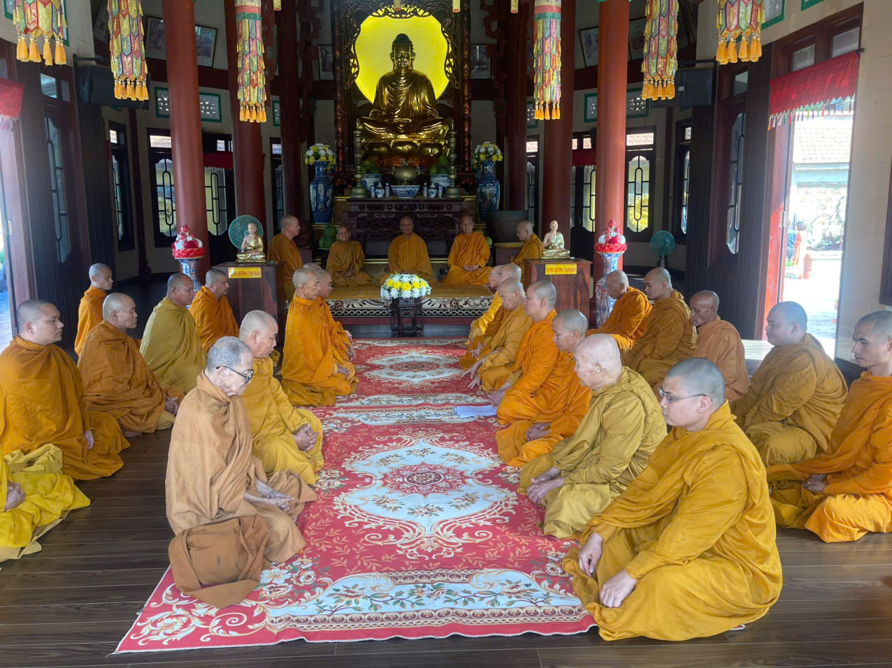 Chư Tăng hệ phái Khất sĩ tỉnh Gia Lai khu vực Đông ôn tụng Giới bổn Tỳ kheo Tăng cuối năm.